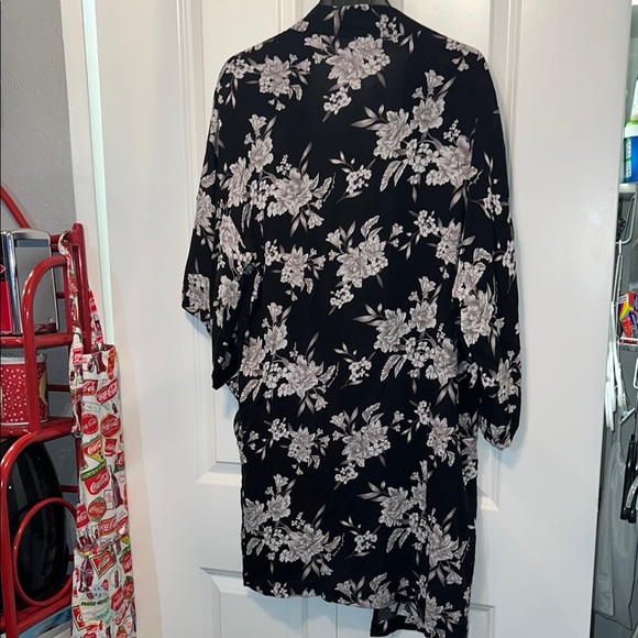 Spiritual Gangster Black and White Floral Kimono - Picture 6 of 7